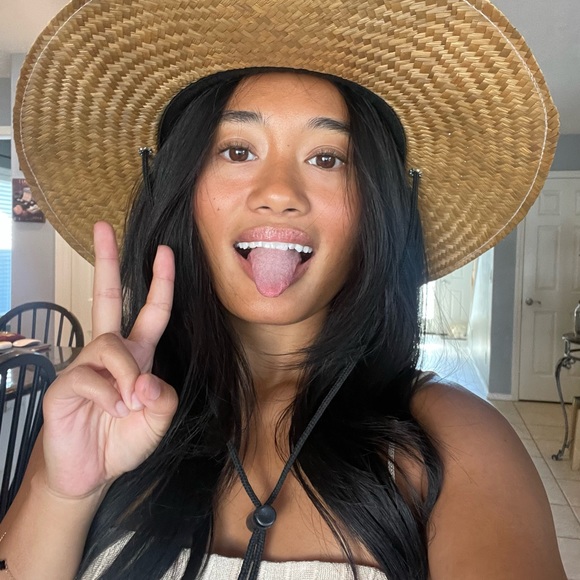 Meet your Posher, Cassandra - Picture 1 of 1